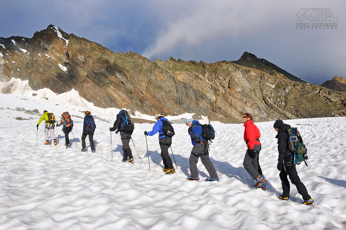 Gran Serra Van zodra we op de sneeuw van de gletsjer komen bevestigen we onze stijgijzers. Nadien als het veel steiler wordt halen we ook het pikhouweel boven. Stefan Cruysberghs